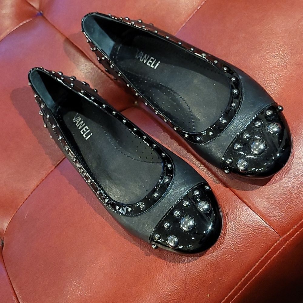 VANELI sz 8.5S black patent leather with dimensional studs